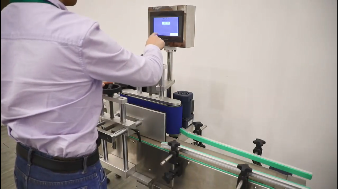 高賦碼 圓瓶在線打印貼標機